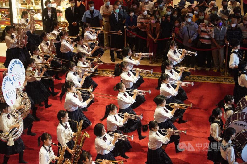 日本京都橘高校吹奏部學生6日上午在台北圓山大飯店大廳快閃演出，吸引不少民眾圍觀欣賞。中央社記者徐肇昌攝 111年10月6日