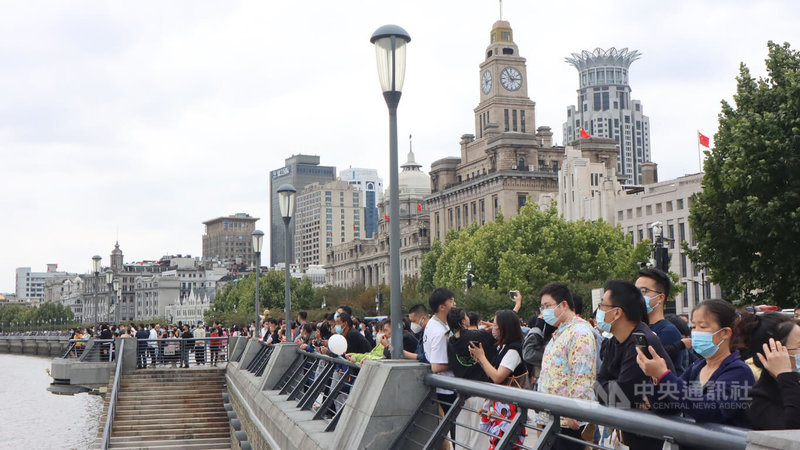 上海市外灘為熱門觀光景點，中國十一長假期間有許多遊客到訪。圖為遊客於畔邊欣賞黃浦江景色畫面。中央社記者李雅雯上海攝 111年10月6日