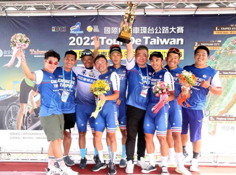 2022自由車環台賽，馮俊凱（左3）以總成績15小時30分54秒名列第6，也成功衛冕象徵亞洲第1的藍衫，而台灣隊以46小時34分24秒拿下團體冠軍。（圖取自facebook.com/tourdetaiwan）