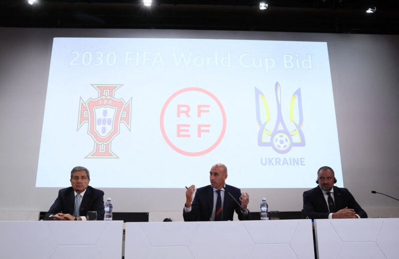 烏克蘭爭取與葡萄牙、西班牙聯合申辦2030年世界盃足球賽，烏克蘭足球協會主席帕維爾科（右）說，歐洲足壇大家庭在應對俄羅斯侵烏展現出「團結」精神。（路透社）