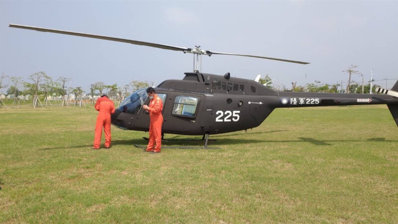 陸軍航空特戰指揮部1架直升機，6日上午疑因機件故障緊急迫降台南市安南區土城聖母廟旁停車場。（讀者提供）中央社記者張榮祥台南傳真 111年10月6日