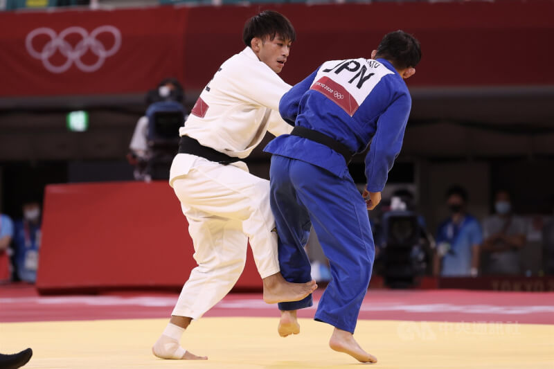 圖為楊勇緯（左）去年7月和日本名將高藤直壽（右）在東京奧運交手畫面。（中央社檔案照片）