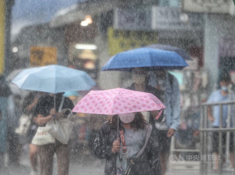 氣象局提醒，7、8日宜蘭可能有局部大豪雨，大台北地區也須留意雨勢。圖為台北公館商圈民眾撐傘避雨。（中央社檔案照片）