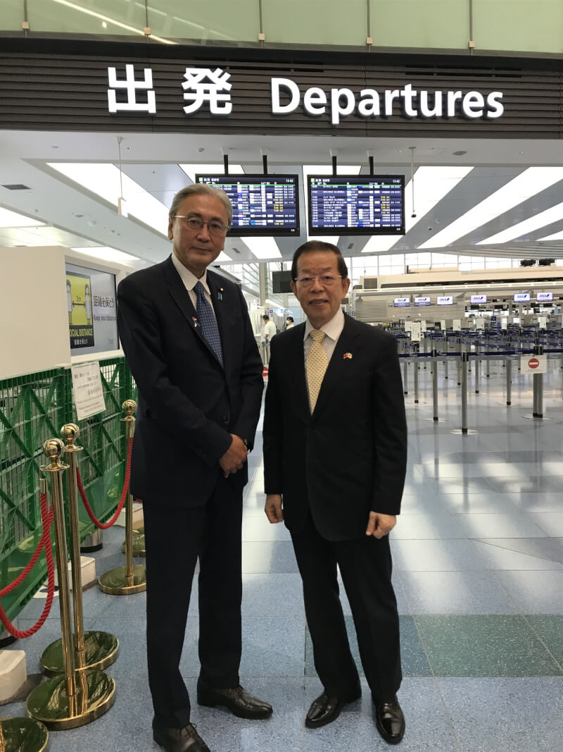 日本眾議員古屋圭司 （左）擔任會長的日本跨黨派議員聯盟「日華議員懇談會」訪台參加國慶，駐日代表謝長廷（右）到機場送行。（圖取自twitter.com/furuya_keiji）