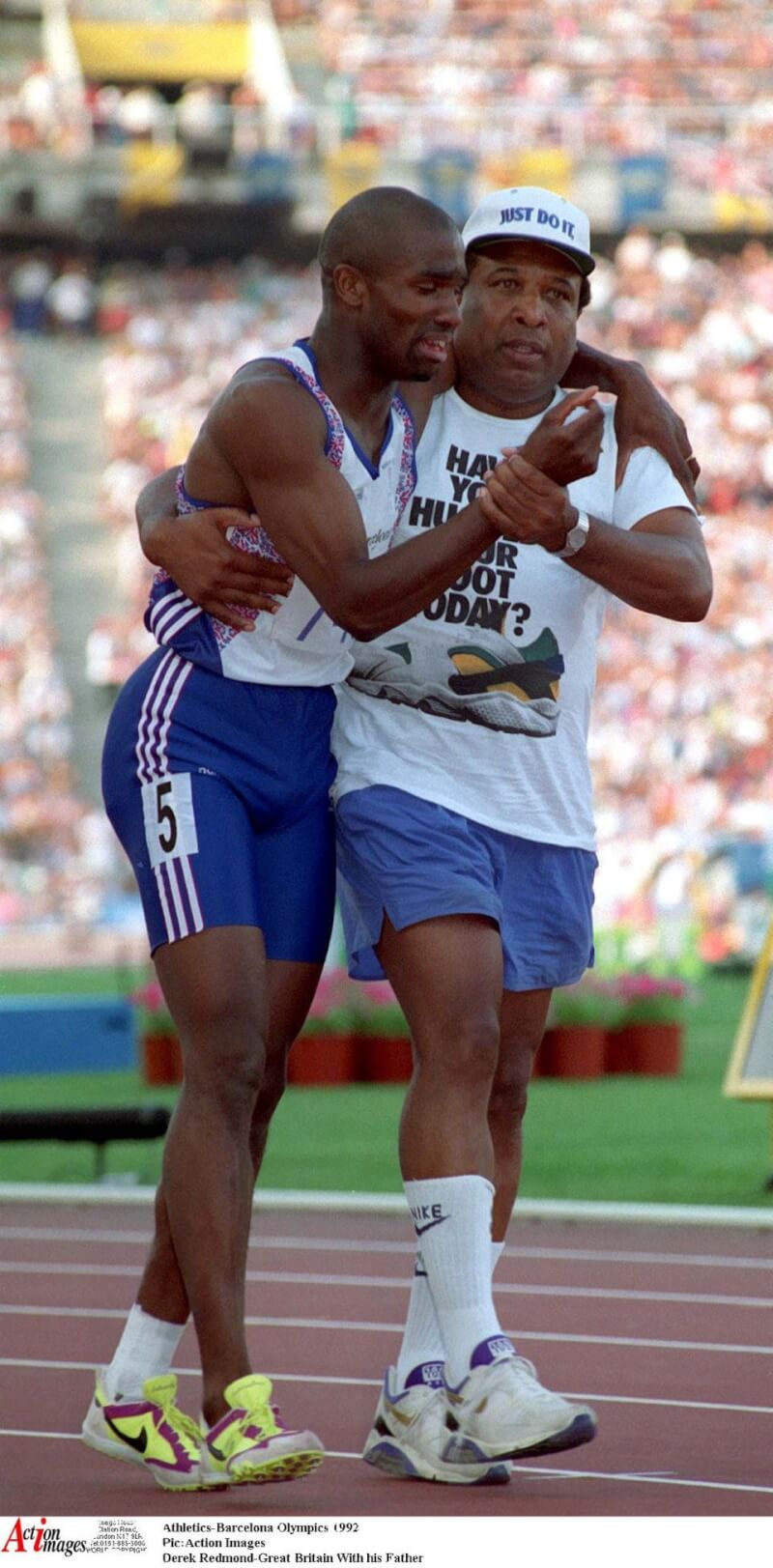 1992年巴塞隆納奧運，英國短跑選手芮孟（左）跑到一半時撕裂腳筋，父親吉姆．芮孟（右）扶著兒子，一瘸一拐地完成最後賽程。（路透社）