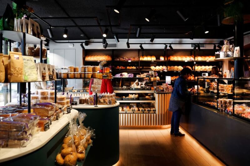 荷蘭9月通膨攀抵14.5%，創歷史新高。圖為荷蘭民眾9月21日在一家麵包店購物。（路透社）