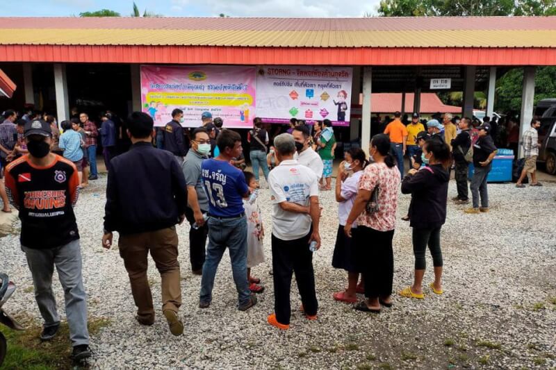 泰國東北部一所幼托中心6日發生槍擊事件，造成38人死亡，案發後許多民眾聚集在幼托中心外面。（Sakdipat Boonsom/Handout via 路透社）