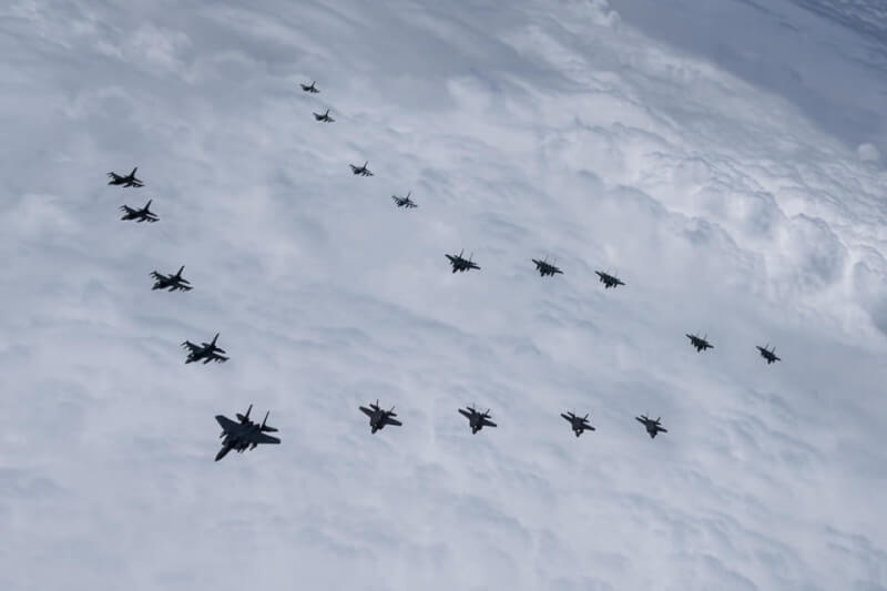 圖為美國和南韓去年10月展開「警戒風暴」空中聯合軍事演習。（圖取自facebook.com/rokairforce）
