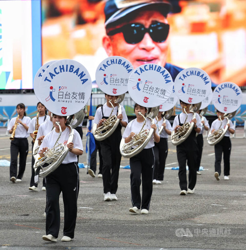 知名的日本京都橘高校吹奏部將於國慶演出，111年國慶籌備委員會7日下午在總統府前舉辦「國慶大會預演」活動，學生們進行彩排，樂器掛上「日台友情」的牌子。中央社記者趙世勳攝  111年10月7日