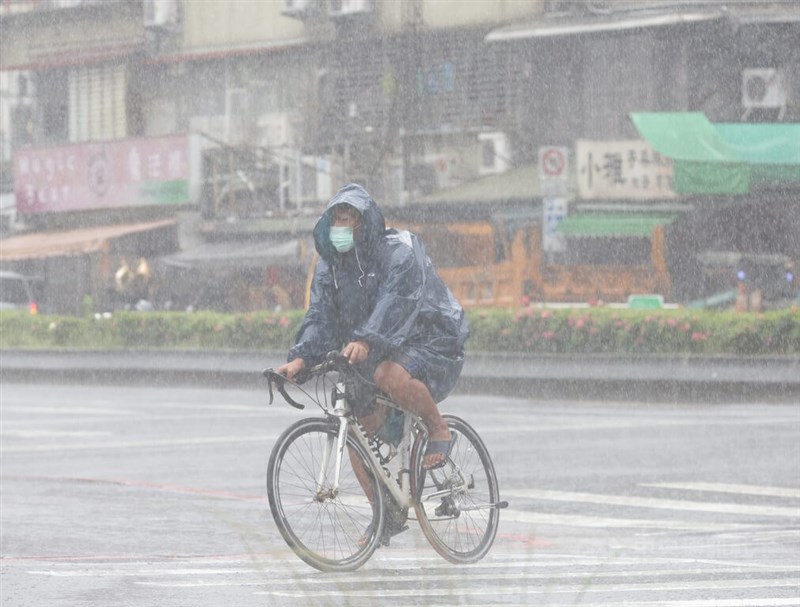 中央氣象局7日下午針對宜蘭縣、台北市等10縣市發布豪雨及大雨特報，提醒民眾留意。圖為台北市信義區民眾穿雨衣騎乘腳踏車。中央社記者張新偉攝 111年10月7日