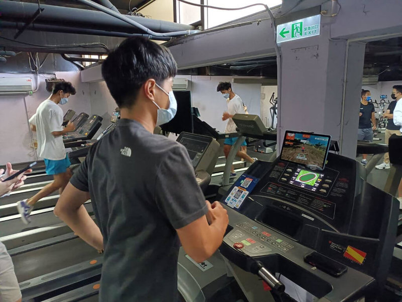 國立清華大學運動科技中心與企業合作，在運動器材上加入感測裝置並結合數位遊戲，將於22日舉辦室內虛實三鐵挑戰賽。（清大運動科技中心提供）中央社記者魯鋼駿傳真 111年10月7日