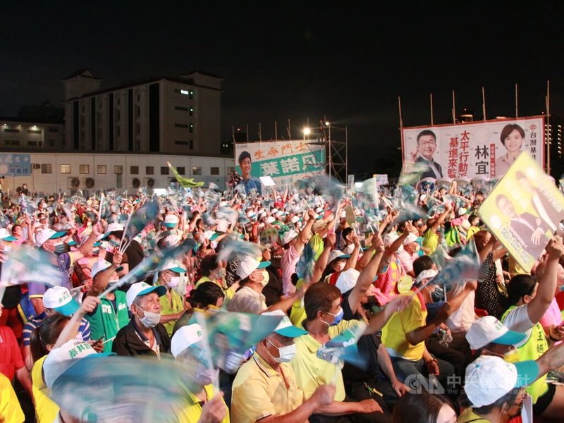 民進黨台中市長參選人蔡其昌7日晚間在太平區東平夜市舉辦造勢晚會，副總統賴清德也到場站台，許多支持民眾到場，搖旗呼喊當選口號。中央社記者蘇木春攝  111年10月7日