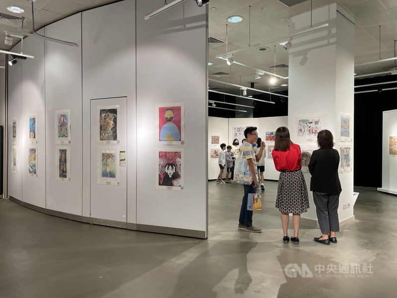 「有朋自遠方來—台灣世界兒童畫展」於新加坡登場，展示多幅包括來自台灣、新加坡、烏克蘭、美國、印尼的得獎學童畫作。中央社記者侯姿瑩新加坡攝 111年10月7日