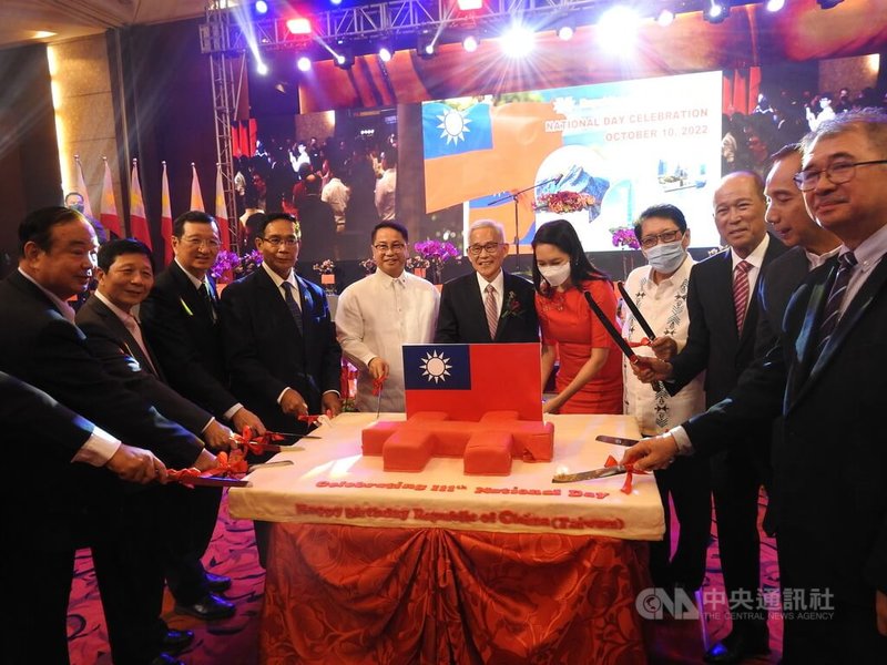 中華民國駐菲律賓代表處7日舉行111年國慶晚會，菲律賓參議員漢迪夫洛斯（右5）、基地改建發展局主席羅倫沙納（右3）、前國家安全顧問艾斯畢倫（左4）等人出席，共同切蛋糕祝賀。中央社記者陳妍君馬尼拉攝 111年10月7日