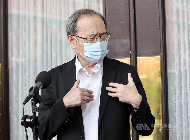 原能會主委謝曉星遭爆涉職場性騷擾及霸凌,謝曉星7日受訪表示,對於近日造成各界及行政院困擾,他感到抱歉,但性騷擾是不實指控。中央社記者張皓安攝 111年10月7日