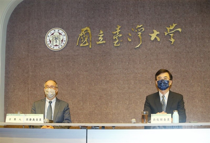 台灣大學校長遴選委員會7日下午開會，召集人梁賡義（左）、發言人吳俊傑（右）傍晚公布結果，由工學院長陳文章勝出。中央社記者郭日曉攝 111年10月7日