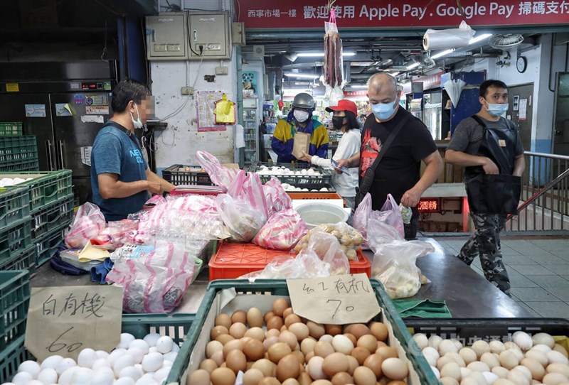 國內COVID-19疫情尚未趨緩，民眾7日上午前往台北市西寧市場採買食材，外出不忘配戴口罩。中央社記者趙世勳攝 111年10月7日