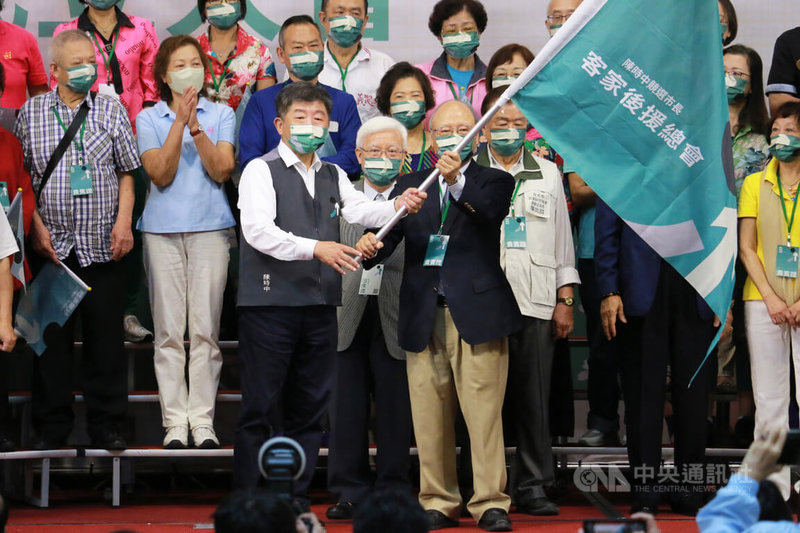 民進黨台北市長參選人陳時中(前左)7日出席客家後援會成立大會,並舉行授旗儀式。中央社記者蕭博文攝 111年10月7日