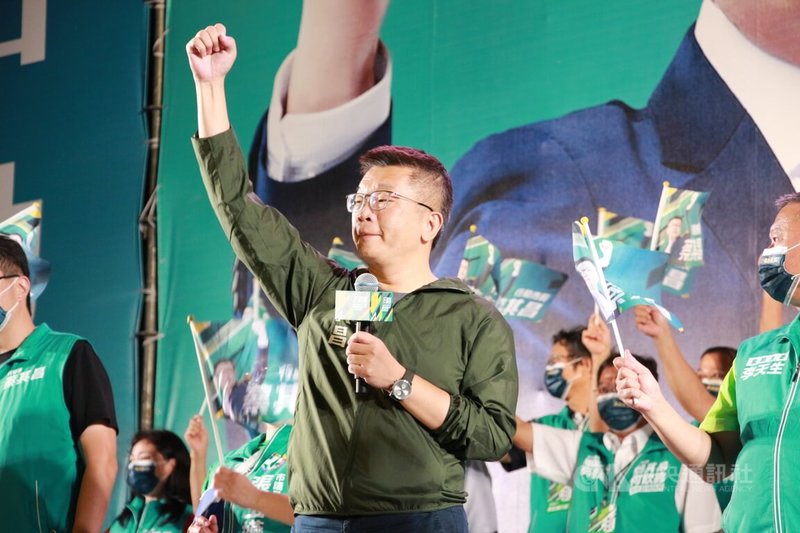 民進黨台中市長參選人蔡其昌（圖）7日晚間在太平區東平夜市舉辦造勢晚會，他表示，如果一個市長每天只會做公關與包裝，就要換市長改變台中。中央社記者蘇木春攝  111年10月7日