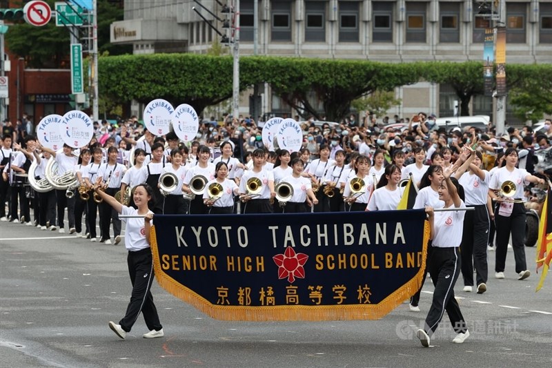 日本京都橘高校吹奏部應邀來台參與國慶演出，111年國慶籌備委員會7日下午在總統府前舉辦「國慶大會預演」活動，學生們齊聚進行彩排。中央社記者趙世勳攝 111年10月7日