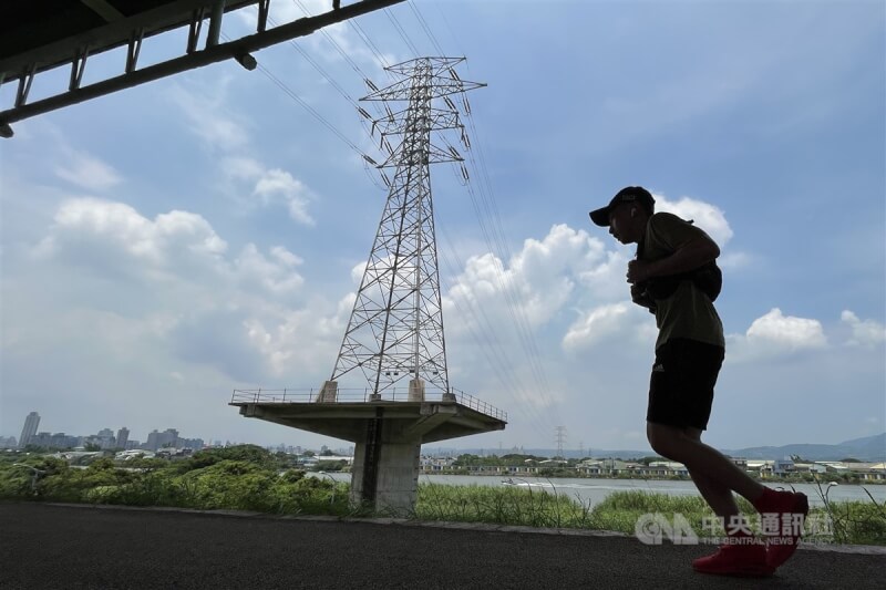 台北市日本工商會7日發表2022年政策建言白皮書，今年特別關切台灣水、電、土地與人才4項議題。圖為民眾在台北市北投區高壓電塔旁跑步。（中央社檔案照片）