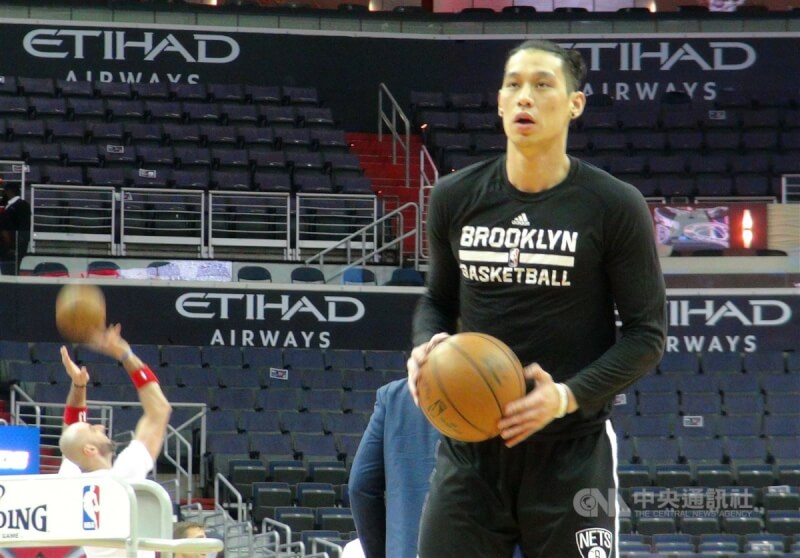 圖為2017年林書豪(前)效力於NBA布魯克林籃網隊時在球場上練習。(中央社檔案照片)