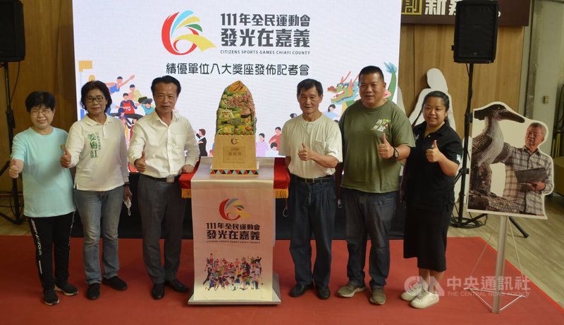111年全民運動會績優單位獎座7日發布，由在地國家工藝大師謝東哲與陳明洲（右3）共同設計製作，嘉義縣長翁章梁（左3）說，獎座材質運用嘉義縣最著名的交趾陶和阿里山檜木相結合，圖案滿滿嘉義意象。中央社記者蔡智明攝  111年10月7日