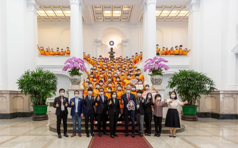 日本京都橘高校吹奏部師生今天到總統府參觀，總統以神秘嘉賓現身致詞，並準備台灣頸枕當作紀念品。（圖取自facebook.com/tsaiingwen）