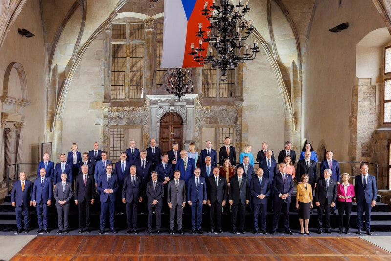 歐洲各國領袖6日在捷克布拉格為「歐洲政治共同體」首次峰會齊聚一堂。（圖取自twitter.com/sandumaiamd）