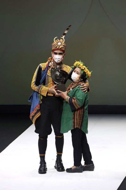 第22屆國家文藝獎贈獎典禮7日在台北舉行，編舞家布拉瑞揚．帕格勒法（左）獲獎，由媽媽張弘嬌（右）頒獎。中央社記者吳家昇攝 111年10月7日