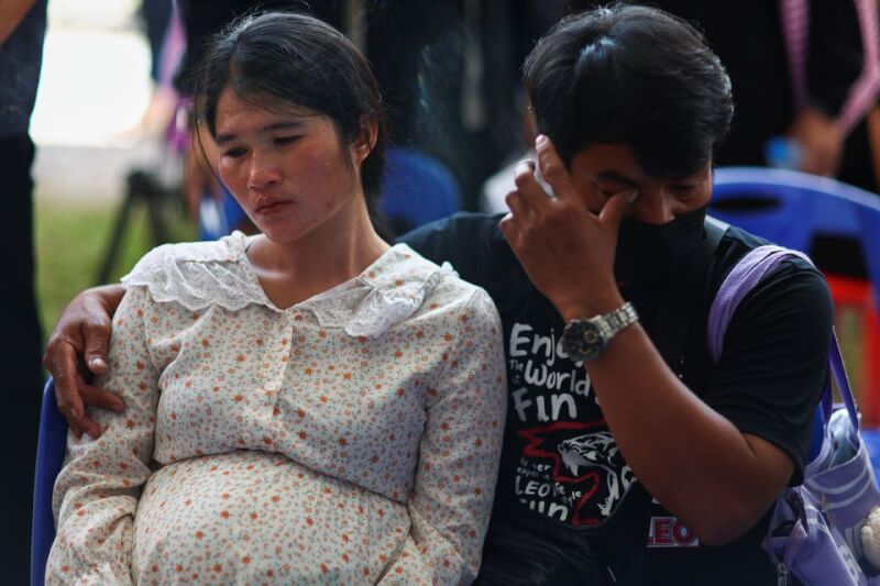 泰國東北部一所幼托中心6日發生槍擊事件，造成38人死亡，罹難者家屬聚集在案發現場外傷心欲絕。（路透社）