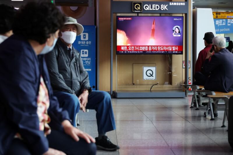 圖為4日南韓民眾在車站內關注電視播放北韓試射飛彈新聞。（路透社）
