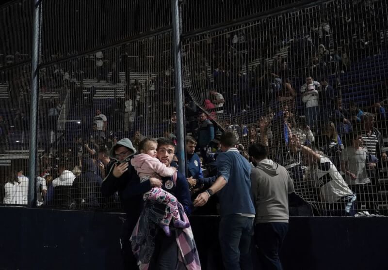 阿根廷布宜諾斯艾利斯省首府拉普拉塔6日原定舉行一場足球賽，警方在場外發射催淚瓦斯驅散球迷，然而煙霧擴散到球場內，導致球員和觀眾難以呼吸。（路透社）
