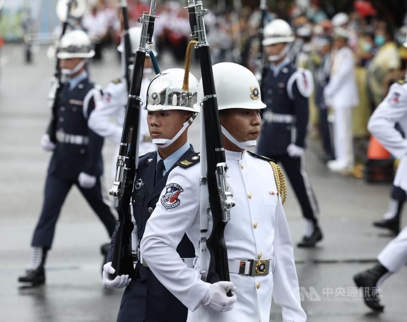 雙十國慶即將到來，111年國慶籌備委員會7日在總統府前舉辦「國慶大會預演」活動，國防部三軍樂儀隊步伐整齊，變換隊形。中央社記者趙世勳攝  111年10月7日