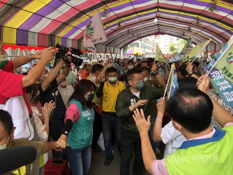 立法院副院長、民進黨台中市長參選人蔡其昌（前右）8日出席與台中市議員李天生聯合競選總部成立大會，進場時受到民眾熱烈歡迎。中央社記者趙麗妍攝  111年10月8日