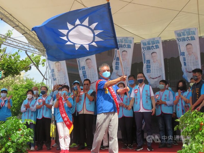 國民黨澎湖縣長參選人賴峰偉（前中）8日成立競選總部，展現尋求連任氣勢。中央社  111年10月8日