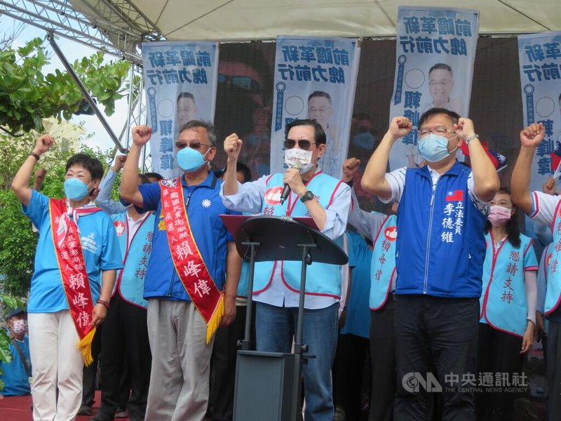 國民黨澎湖縣長參選人賴峰偉（前左2）8日成立競選總部，前總統馬英九（前右2）跨海力挺，現場湧入3000多名支持者，「凍蒜」聲不斷。中央社  111年10月8日