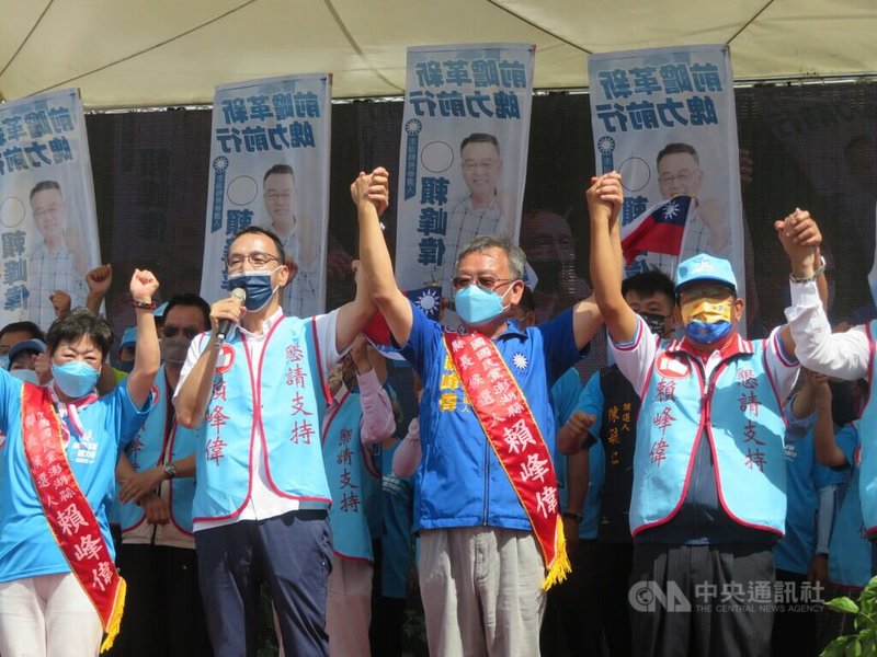 國民黨澎湖縣長參選人賴峰偉（前右2）競選總部8日成立，國民黨主席朱立倫（前左2）到場力挺，肯定賴峰偉的學、經歷，期盼所有國民黨參選人團結一致，贏得勝選。中央社  111年10月8日