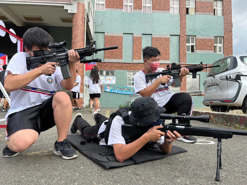 高雄市文山高中日前舉行「全民國防教育體驗週」，活動首日由陸軍、金防部帶領師生體驗無人機操作、試穿軍裝，也介紹機槍、槍榴彈等各式槍械，還讓學生與教學用槍合影留念，並提供T91電動槍、射擊模擬槍與模擬器等體驗。（文山高中提供）中央社記者曾以寧傳真  111年10月8日