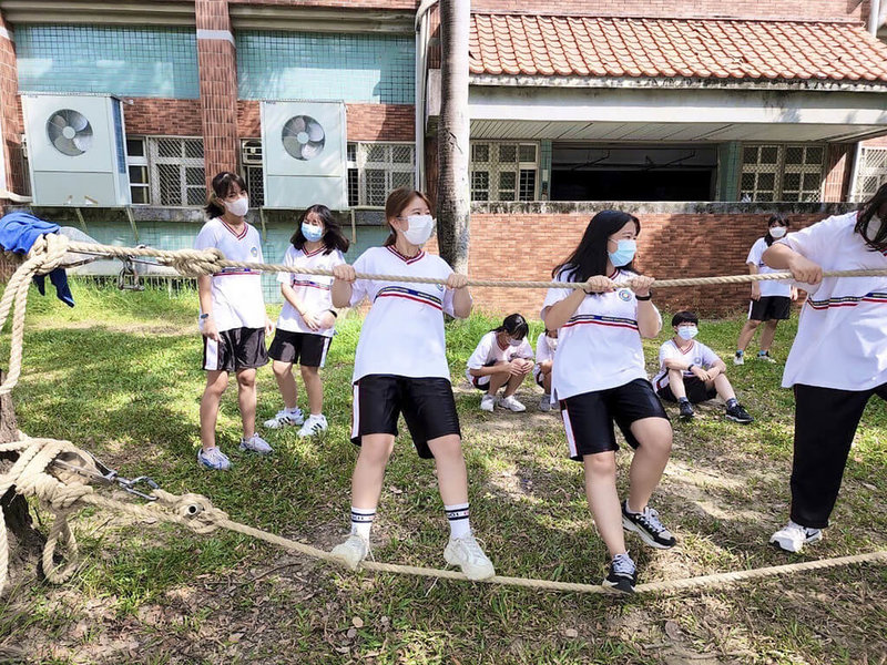 高雄市文山高中日前舉行「全民國防教育體驗週」，帶領學生體驗、探索國軍各單位現有器材和裝備，在海軍陸戰隊、台南憲兵隊、空軍防空指揮部等安排下，學生們上場體驗雙繩突擊吊橋。（文山高中提供）中央社記者曾以寧傳真  111年10月8日