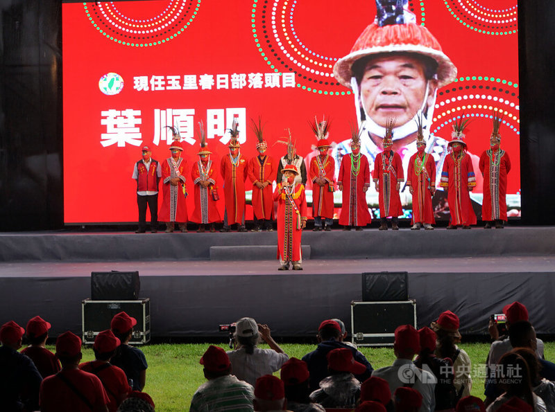 民進黨花蓮縣長參選人Kolas Yotaka 8日下午在花蓮市中山公園舉行「Kolas Yotaka榮耀花蓮總部」成立大會，13名部落頭目到場站台力挺。中央社記者張祈攝  111年10月8日