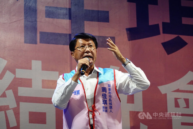 國民黨台南市長參選人謝龍介（圖）8日南下屏東，為同黨屏東市長參選人周佳琪站台助講，也鼓勵周佳琪不怕風雨、一步一腳印、吃苦當吃補，準備迎接民主勝利。中央社記者李卉婷攝  111年10月8日