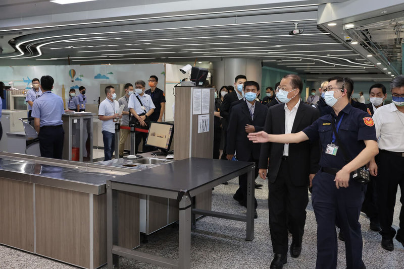 邊境即將鬆綁，內政部警政署長黃明昭（前左）日前視察桃園國際機場，指示航警局對解封後的機場安全檢查、交通疏處及秩序維護等重點工作，務必全力以赴。（航警局提供）中央社記者葉臻傳真  111年10月8日