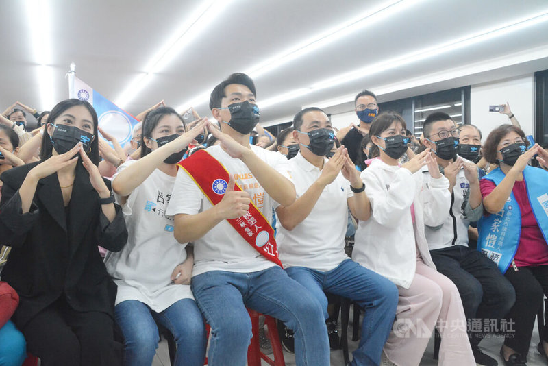 「侯友宜．呂家愷土樹三鶯聯合競總成立茶會」8日下午在新北市土城區熱鬧舉行，新北市長侯友宜（前左4）、國民黨新北市議員參選人呂家愷（前左3）等人出席，眾人比出象徵「家」的手勢合影。中央社記者黃旭昇新北市攝  111年10月8日