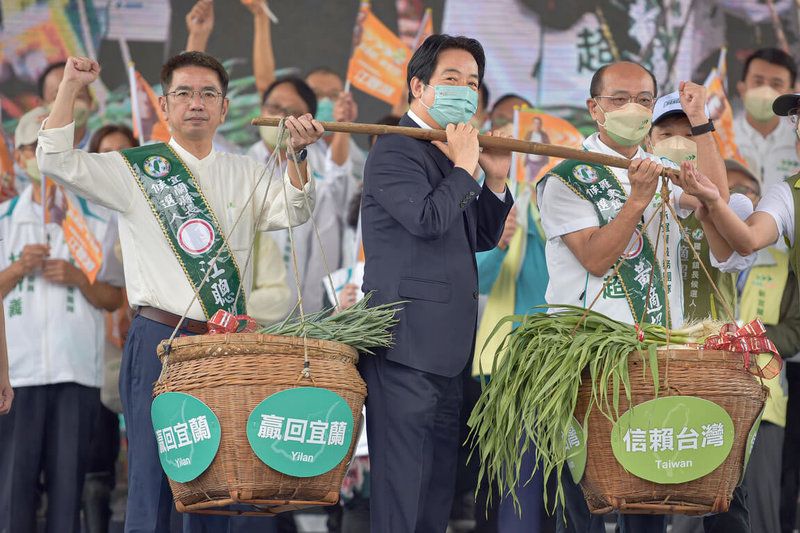 副總統賴清德（前中）8日前往宜蘭助選，將裝滿宜蘭特產蔥蒜的扁擔交給民進黨宜蘭縣長參選人江聰淵（前左），代表把「贏回宜蘭」的責任交給江聰淵，希望年底贏回縣長選舉，重建宜蘭光榮城市。（江聰淵競選總部提供）中央社記者沈如峰宜蘭縣傳真 111年10月8日