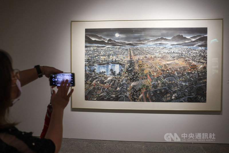 藝術家劉墉「劉墉－畫我童年」畫展開幕式8日在台北市大安區大院子舉行，展出內容以「童年的回憶」與「童年的花鳥」為主題， 呈現劉墉故居周遭景物和兒時所接觸的花花草草，以及他記憶中的大院子。中央社記者吳家昇攝  111年10月8日