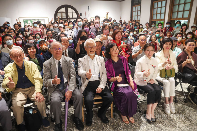 藝術家劉墉（前左3）在台北大院子舉行畫展「劉墉–畫我童年」，8日下午舉行開幕式，吸引大批人潮前往出席，劉墉也到場與眾人開心合影。中央社記者吳家昇攝  111年10月8日