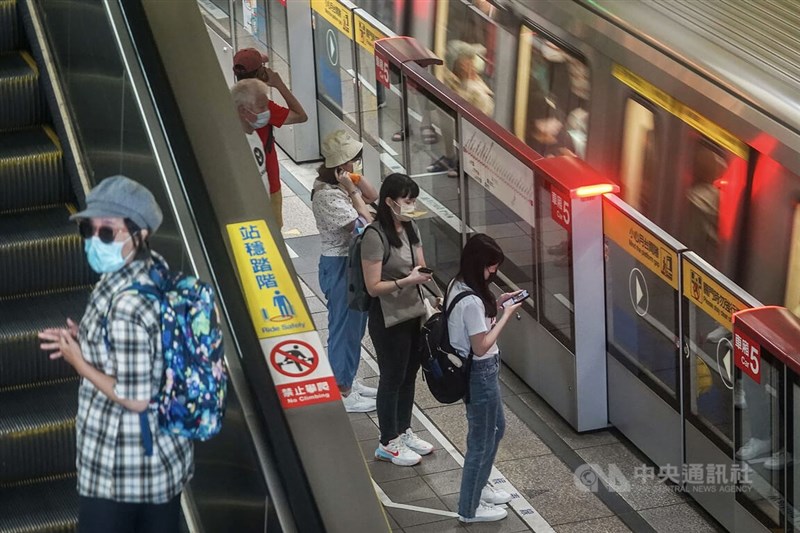 國內8日新增為4萬4467例COVID-19本土病例。圖為台北捷運中山站旅客，皆遵守防疫規定戴上口罩。（中央社檔案照片）