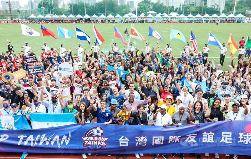 有「台灣世足賽」之稱的「台灣國際友誼足球賽」8日在輔仁大學足球場登場，主辦單位表示，今年主題為「足球讓世界同心」，盼運動能夠成為團結世界共同語言。中央社記者王騰毅攝 111年10月8日