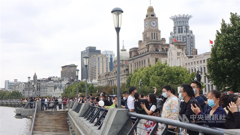 受疫情影響，今年十一長假中國國內旅遊總人數為4.22億人次，年減18.2%，僅有2019年同期的6成。圖為6日遊客於畔邊欣賞黃浦江景色畫面。（中央社檔案照片）